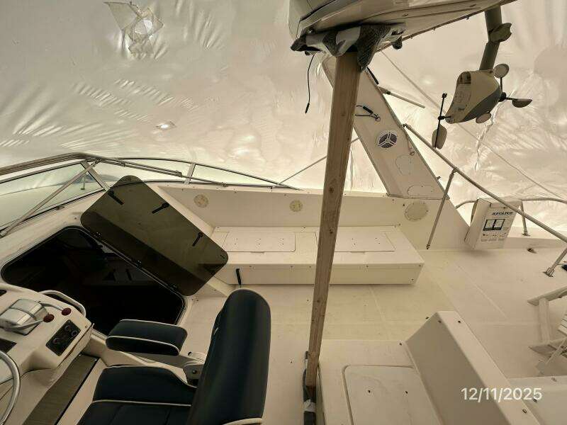 47' Bayliner flybridge starboard