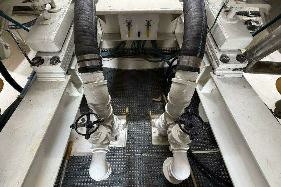 1999 Viking 58 Convertible