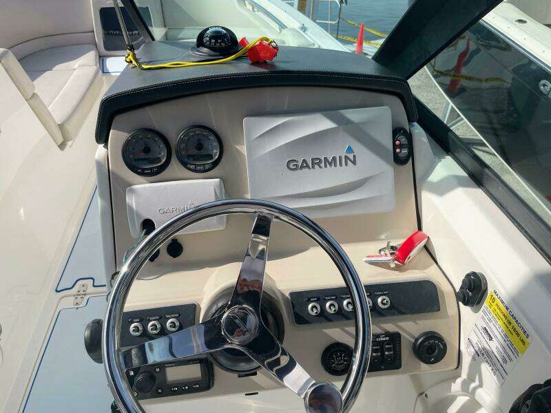 2015 Boston Whaler 230 Vantage