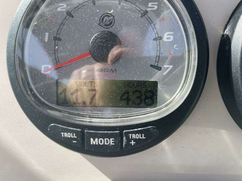 2015 Boston Whaler 230 Vantage