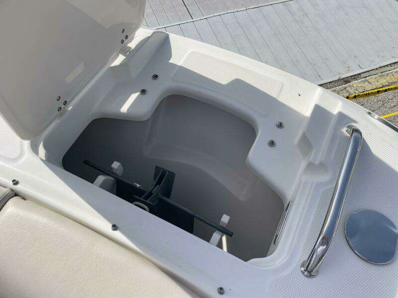 2015 Boston Whaler 230 Vantage