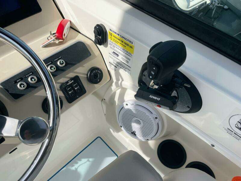 2015 Boston Whaler 230 Vantage