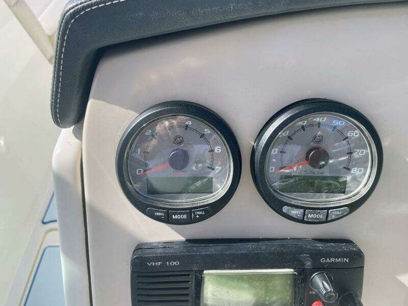 2015 Boston Whaler 230 Vantage