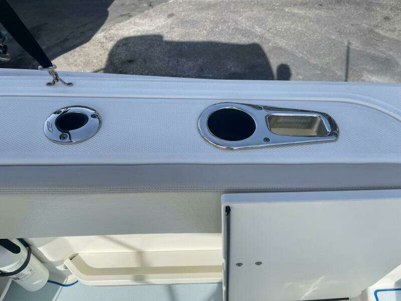 2015 Boston Whaler 230 Vantage