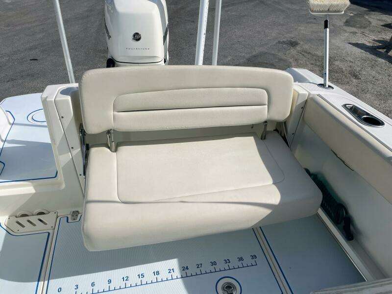 2015 Boston Whaler 230 Vantage