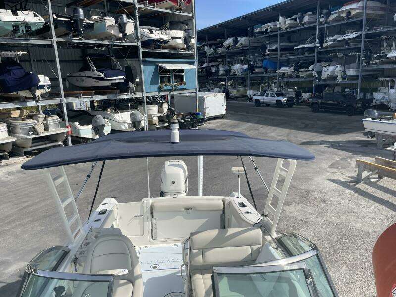 2015 Boston Whaler 230 Vantage
