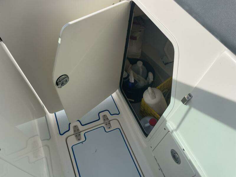 2015 Boston Whaler 230 Vantage