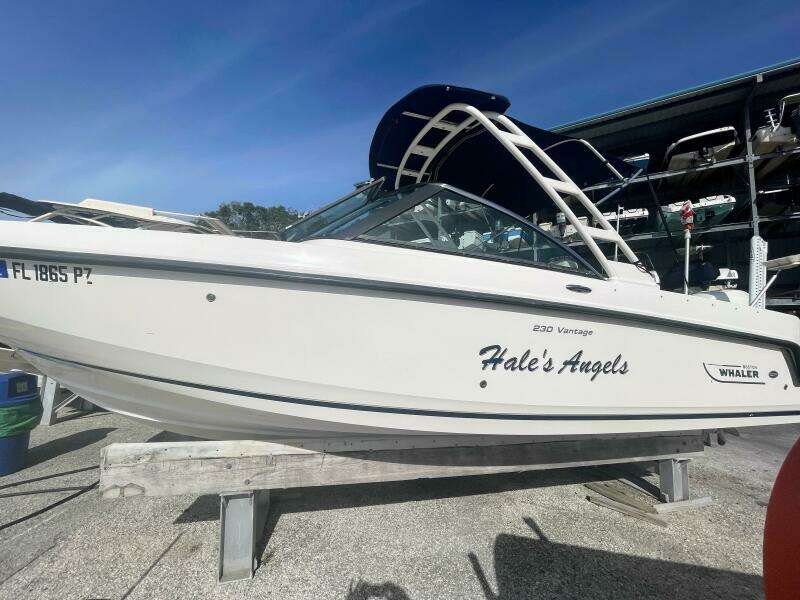 2015 Boston Whaler 230 Vantage