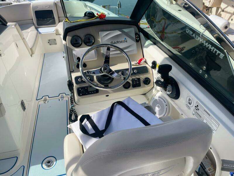 2015 Boston Whaler 230 Vantage
