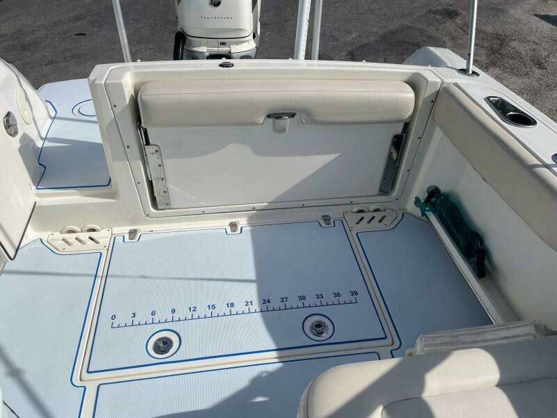 2015 Boston Whaler 230 Vantage