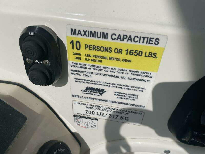 2015 Boston Whaler 230 Vantage