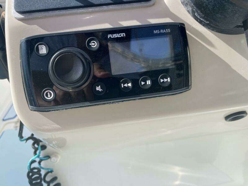 2015 Boston Whaler 230 Vantage