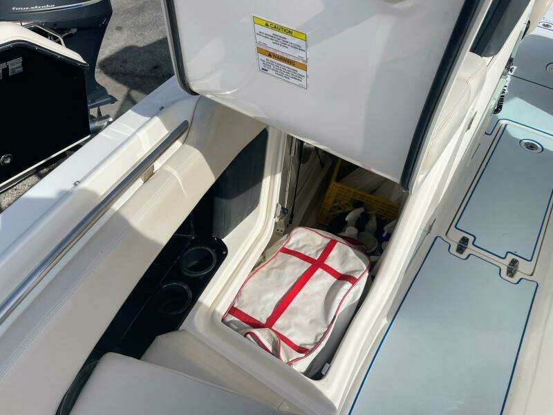 2015 Boston Whaler 230 Vantage