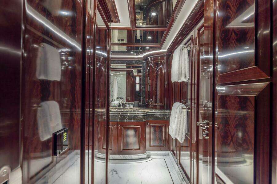 VIP Port Side en suite