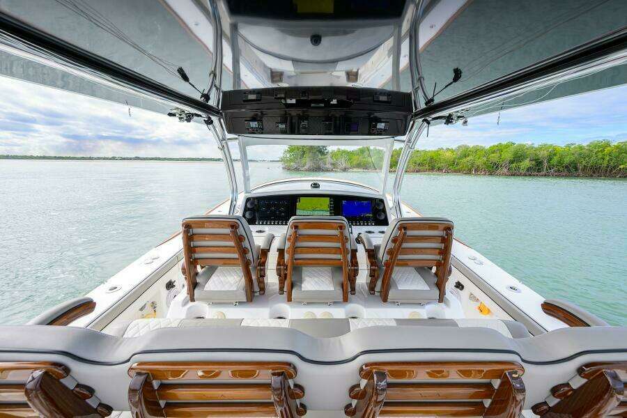 Valhalla 46 - Helm Seating & Electronics