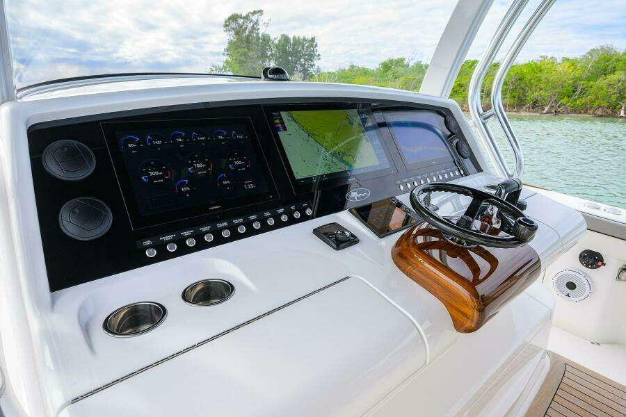 Valhalla 46 - Helm Station