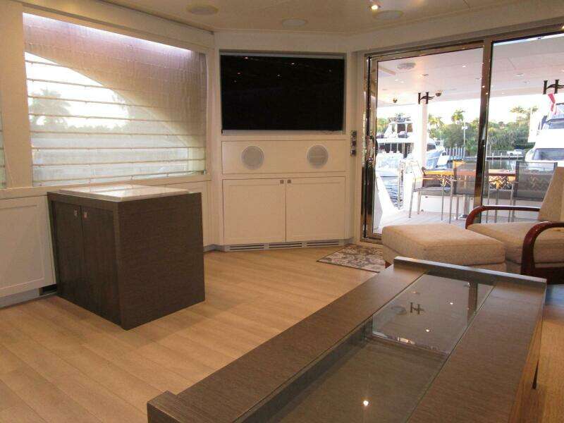 Salon Aft To Starboard