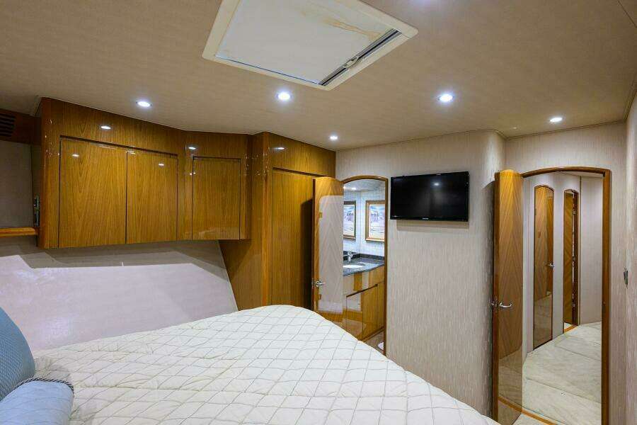 Viking 82 BLU FROG - Forward Stateroom