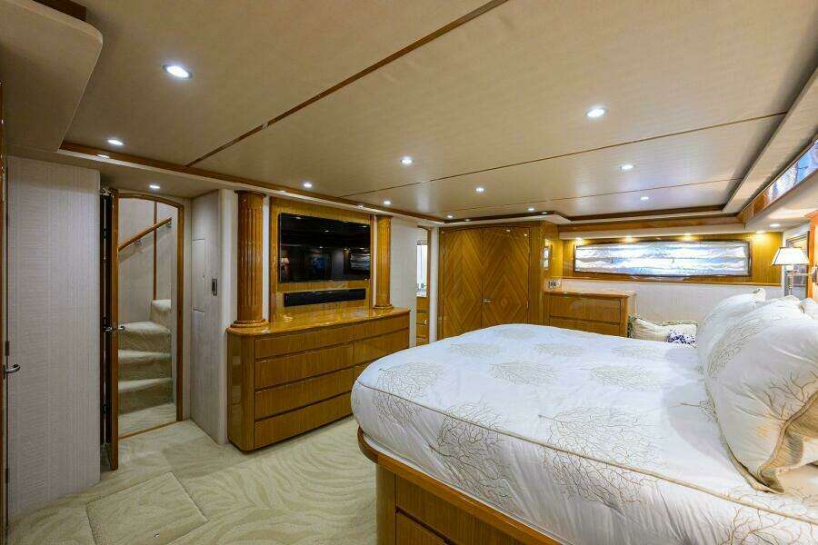 Viking 82 BLU FROG - Master Stateroom