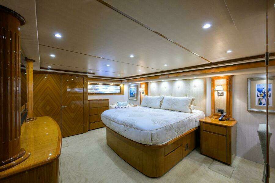 Viking 82 BLU FROG - Master Stateroom