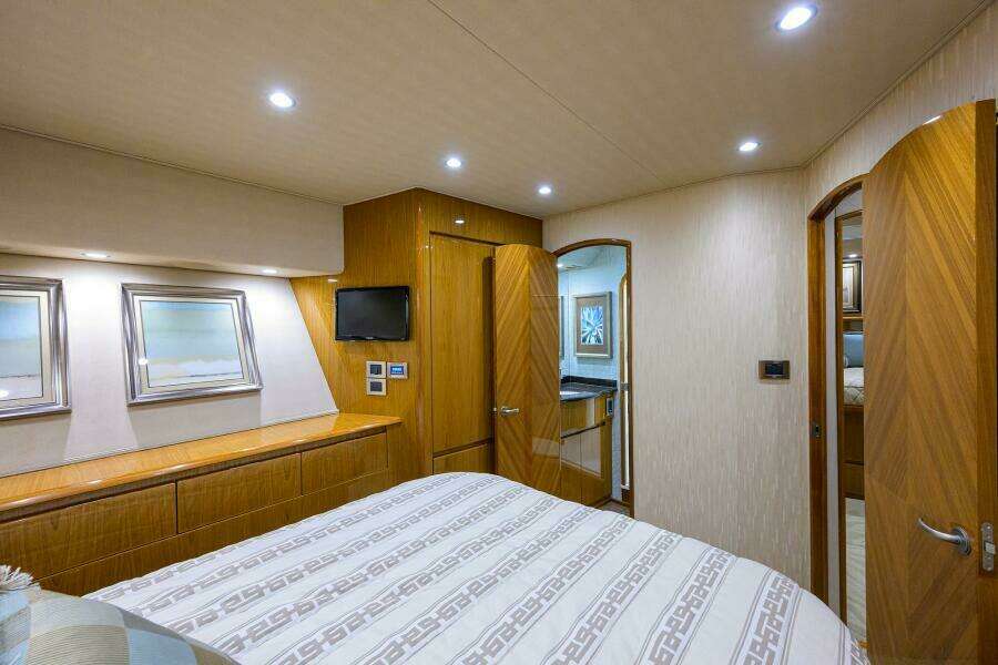 Viking 82 BLU FROG - Forward Port Stateroom