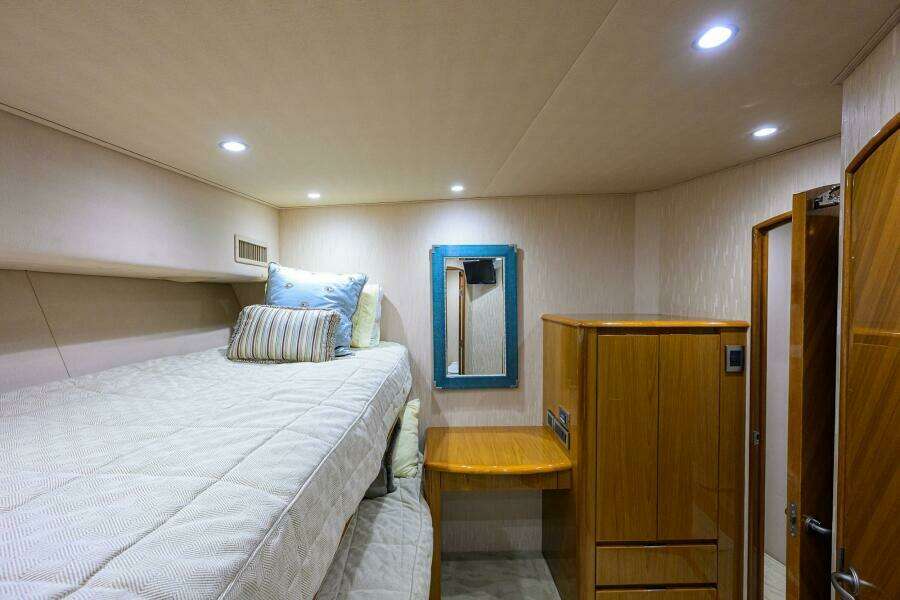 Viking 82 BLU FROG - Mid Port Guest Stateroom