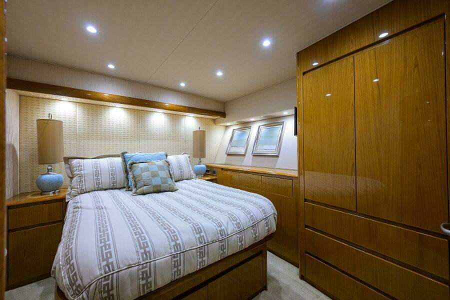 Viking 82 BLU FROG - Forward Port Stateroom
