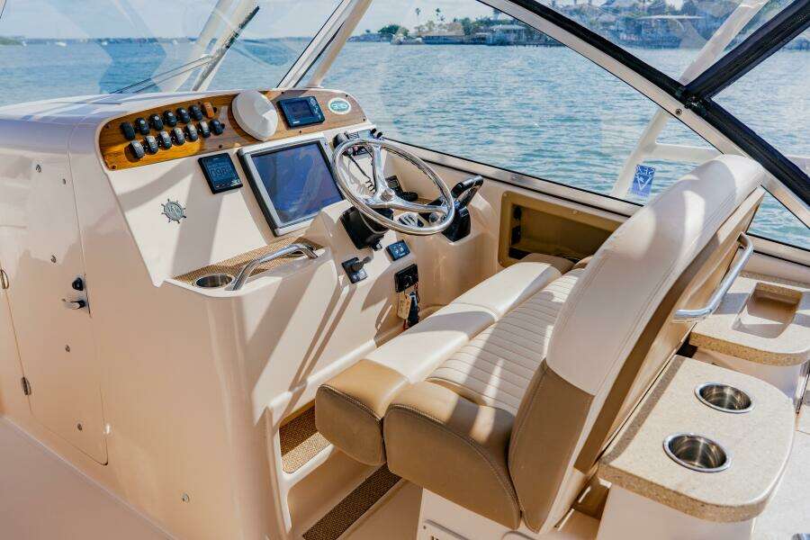 2013 Grady-White 335 Freedom