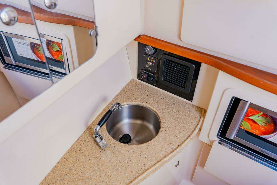 2013 Grady-White 335 Freedom