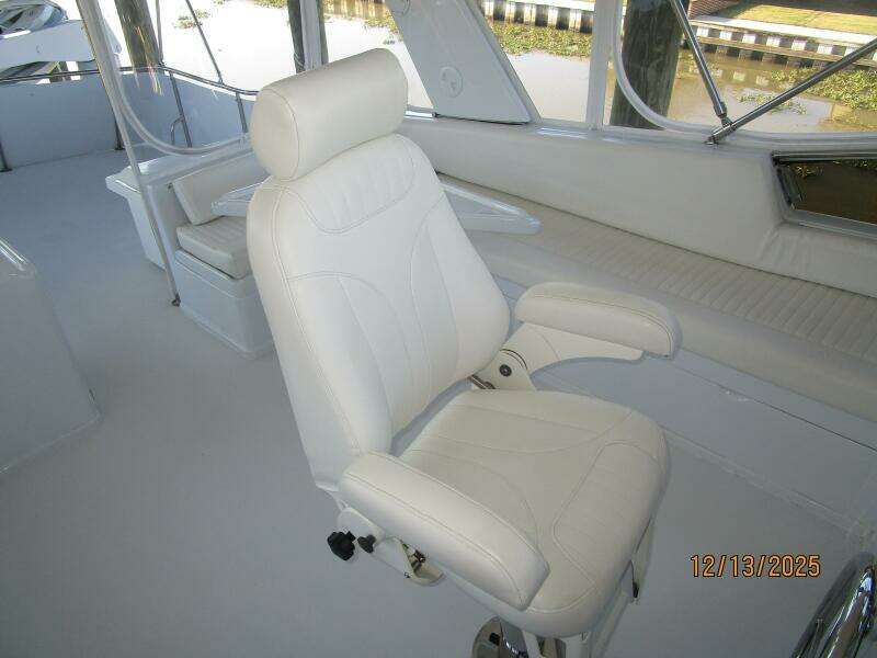 60' Jefferson flybridge helmseat