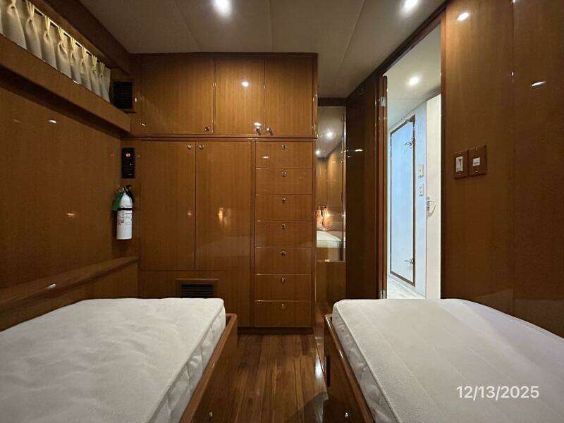 60' Jefferson starboard guest stateroom aft