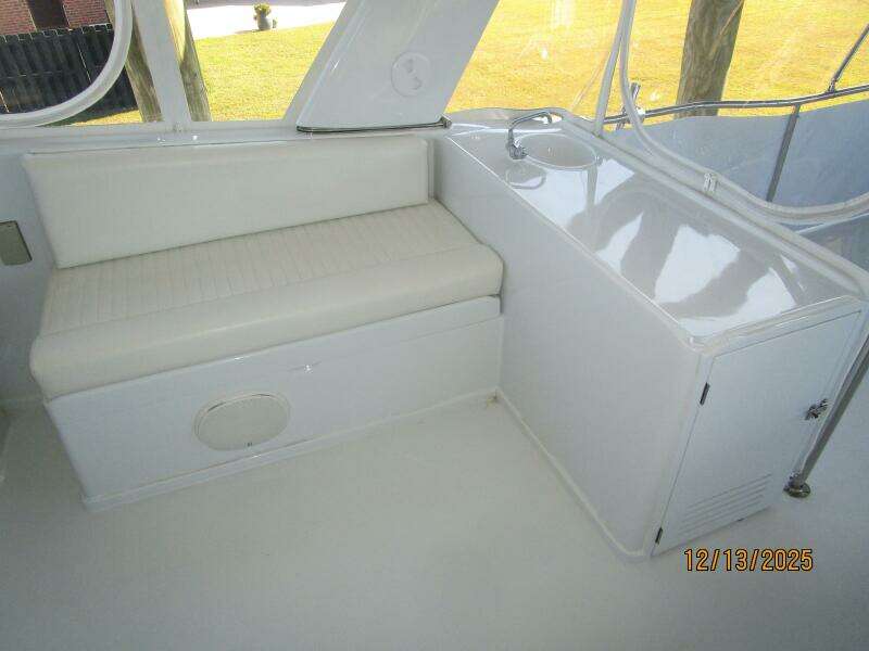 60' Jefferson flybridge starboard seating