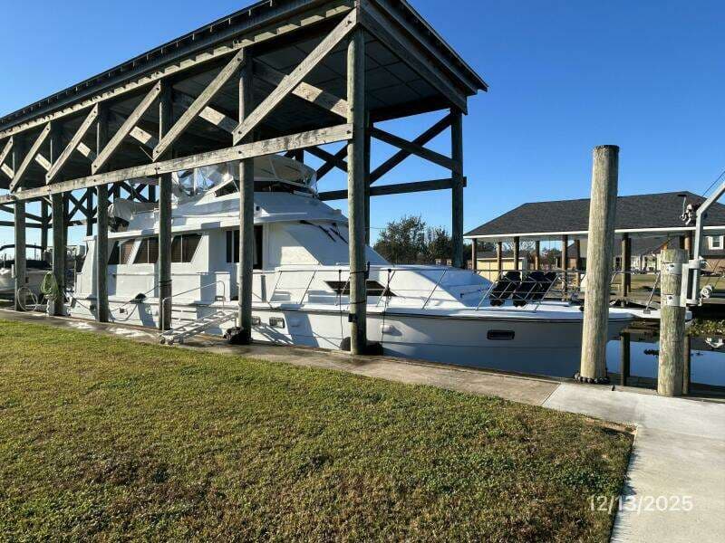 60' Jefferson starboard forward profile