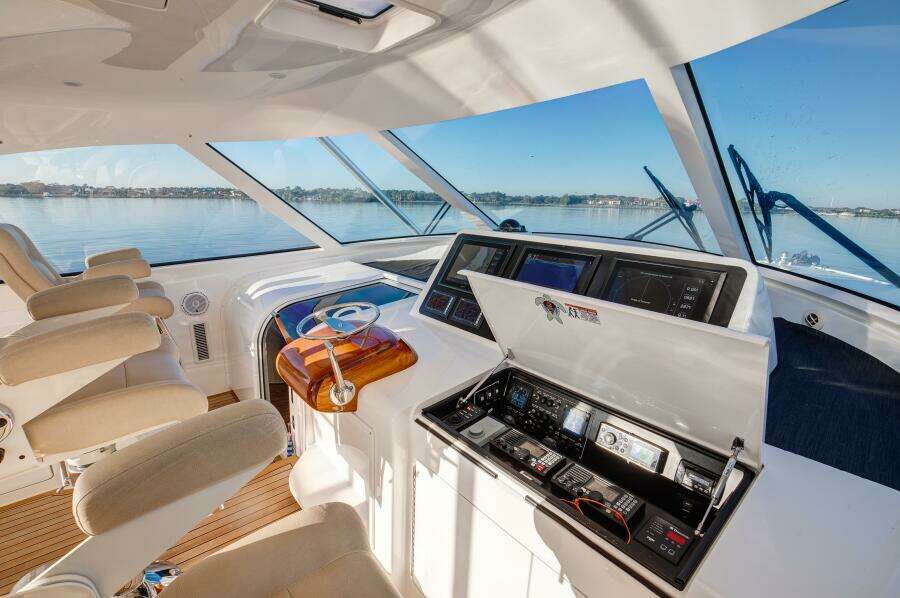 Viking 52 ONE MORE - Helm