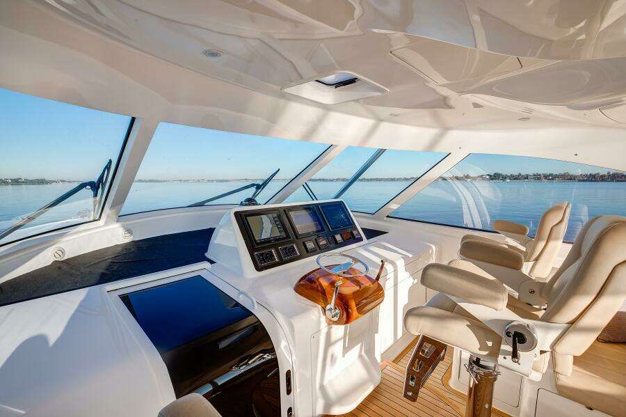 Viking 52 ONE MORE - Helm