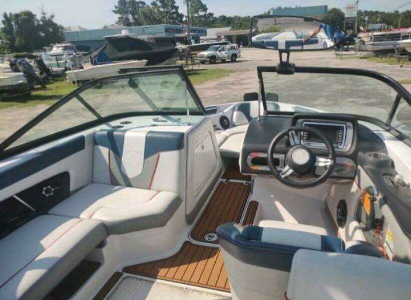 2013 Nautique 