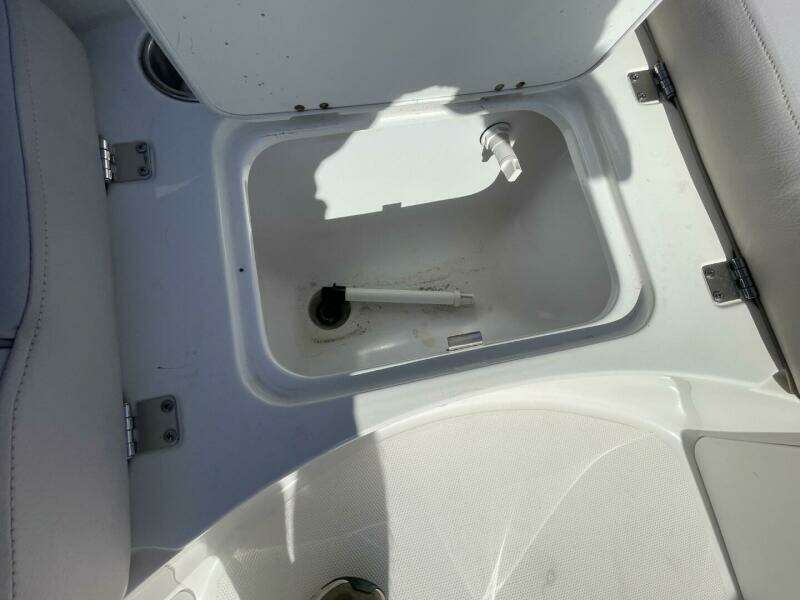 2917 Hurricane SunDeck Sport 202 OB