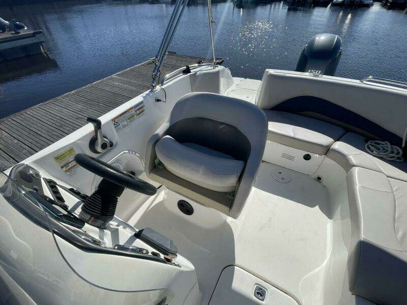 2917 Hurricane SunDeck Sport 202 OB