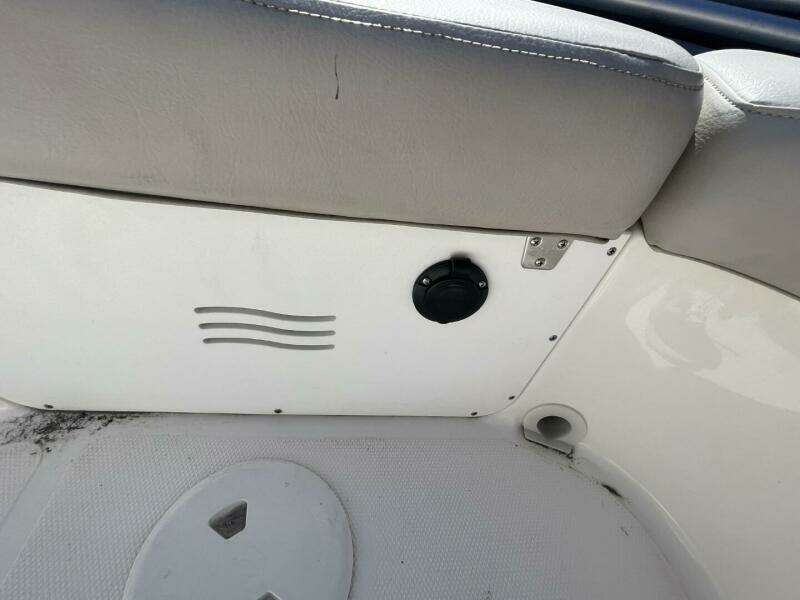 2917 Hurricane SunDeck Sport 202 OB