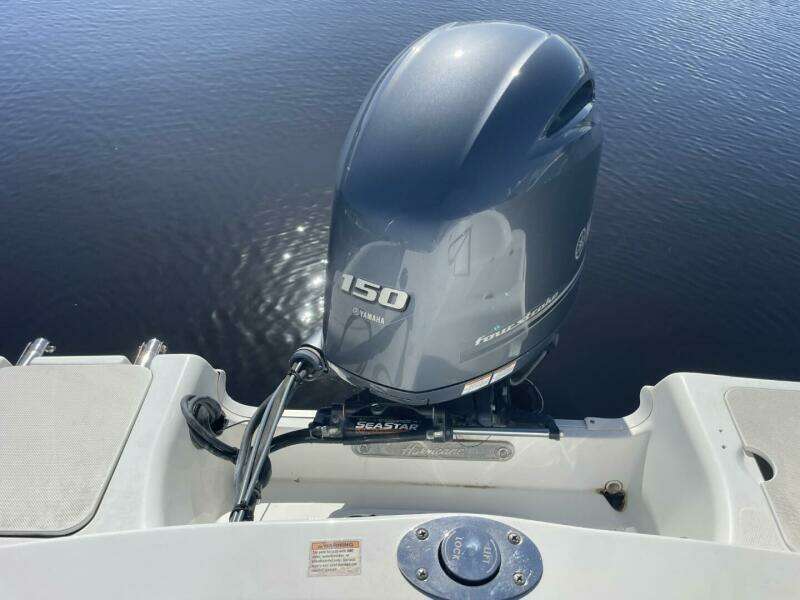 2917 Hurricane SunDeck Sport 202 OB