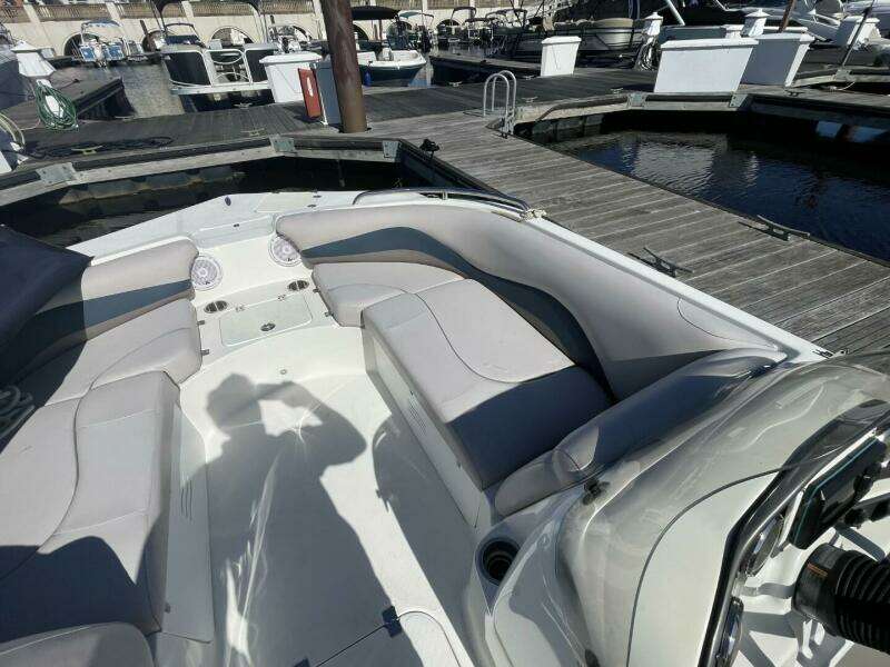 2917 Hurricane SunDeck Sport 202 OB