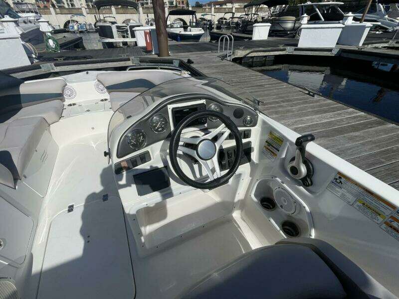 2917 Hurricane SunDeck Sport 202 OB