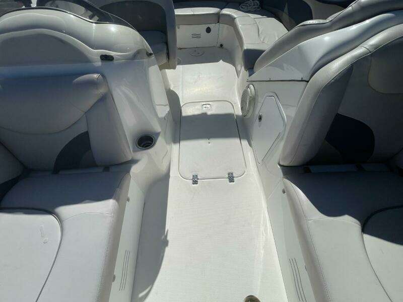 2917 Hurricane SunDeck Sport 202 OB