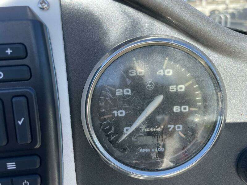 2917 Hurricane SunDeck Sport 202 OB