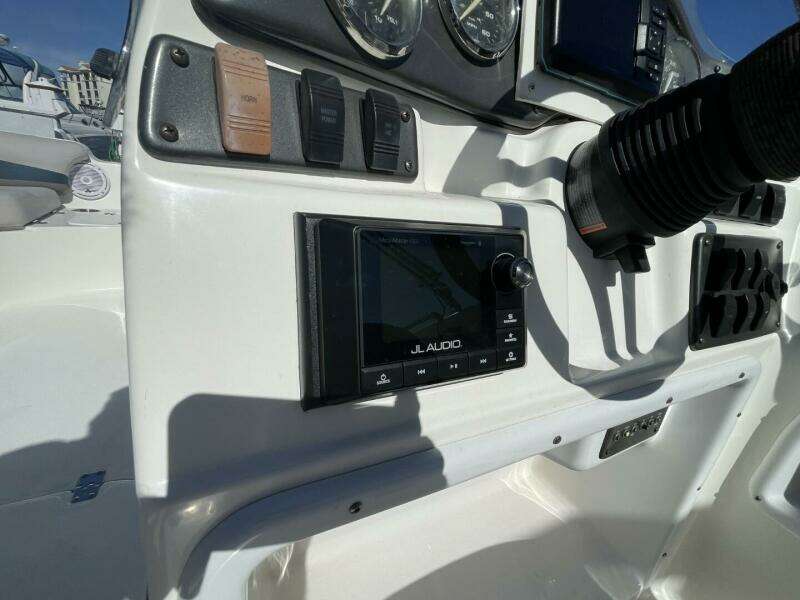 2917 Hurricane SunDeck Sport 202 OB