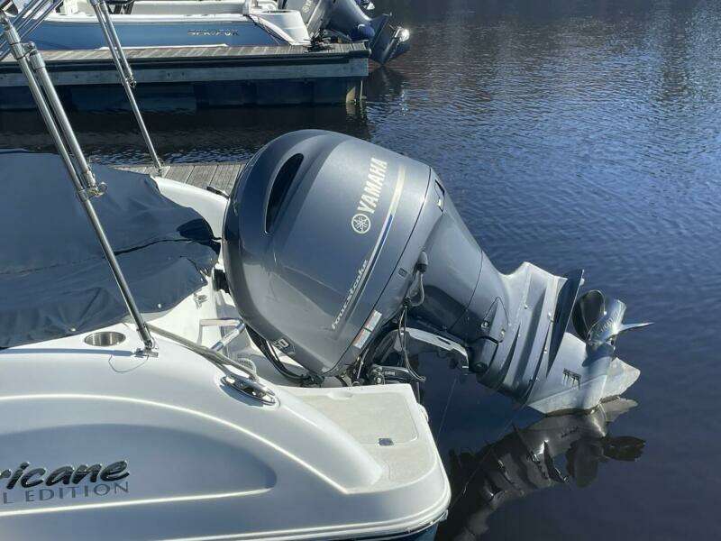 2917 Hurricane SunDeck Sport 202 OB