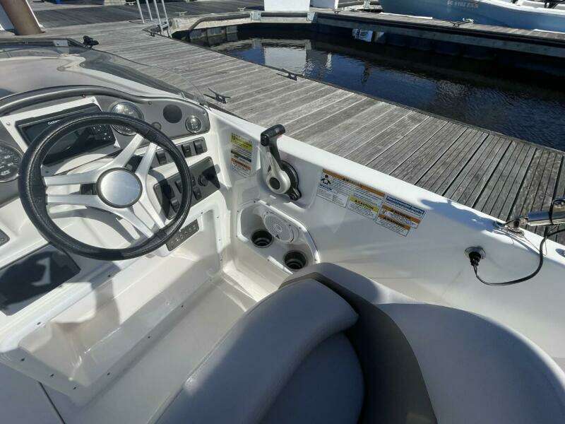 2917 Hurricane SunDeck Sport 202 OB