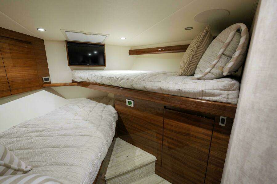 Viking 54 - Salty Dog -Forward Stateroom Berths