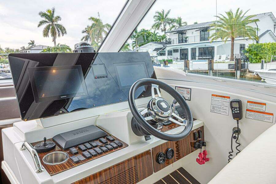 2012 Cruisers Yachts 48 Cantius