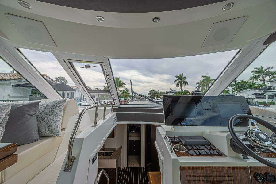 2012 Cruisers Yachts 48 Cantius